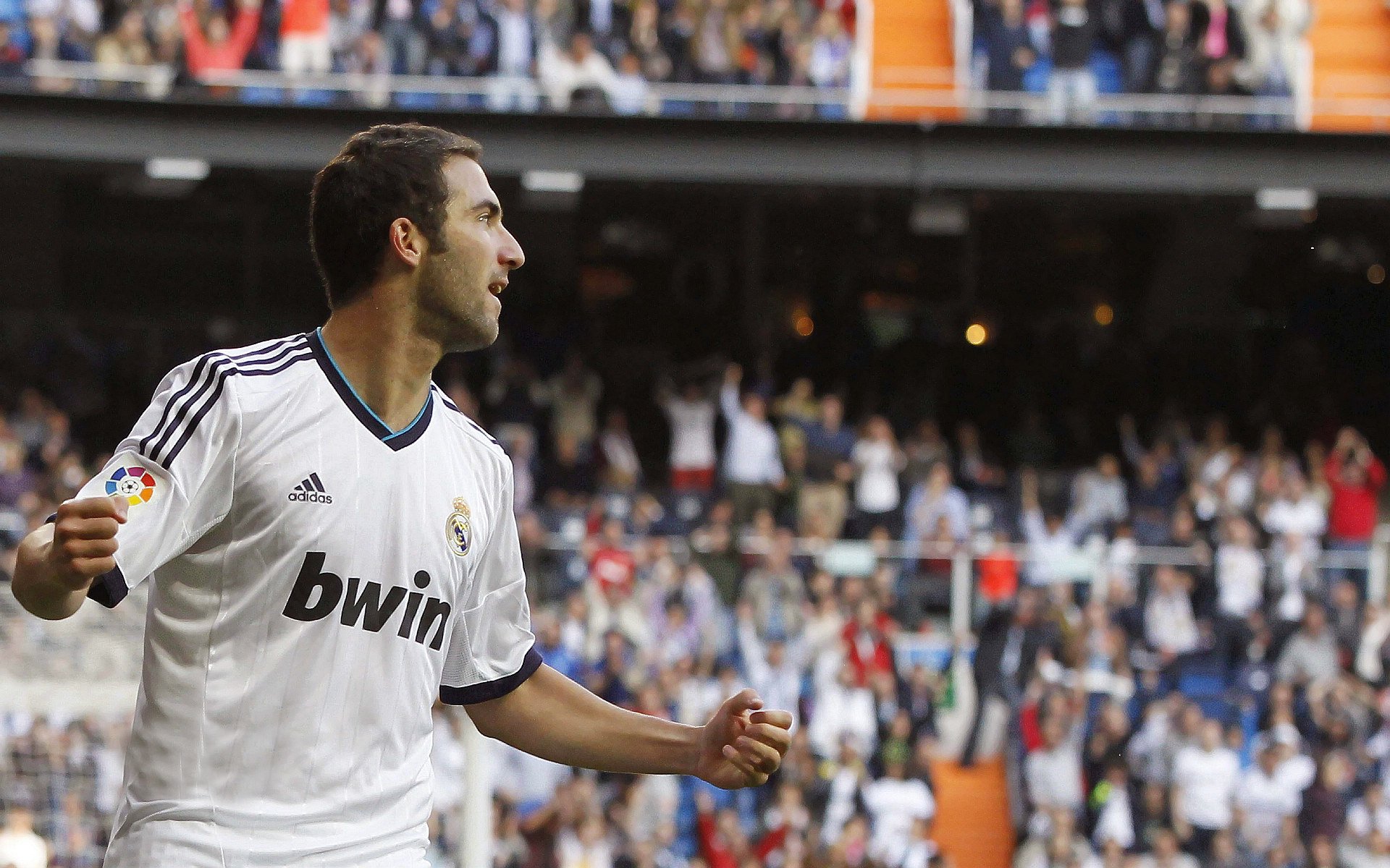 英超争冠白热化，曼城、阿森纳、利物浦三强鼎立，赛季末决战在即