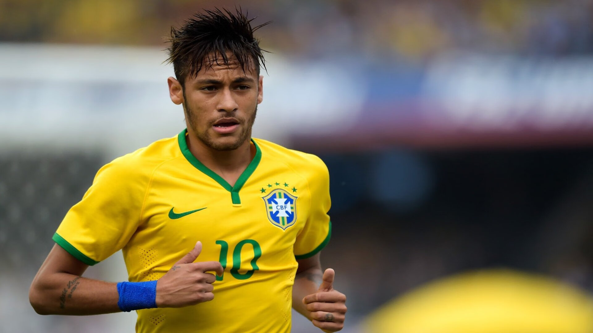 西甲联赛激战正酣，皇马巴萨上演巅峰对决